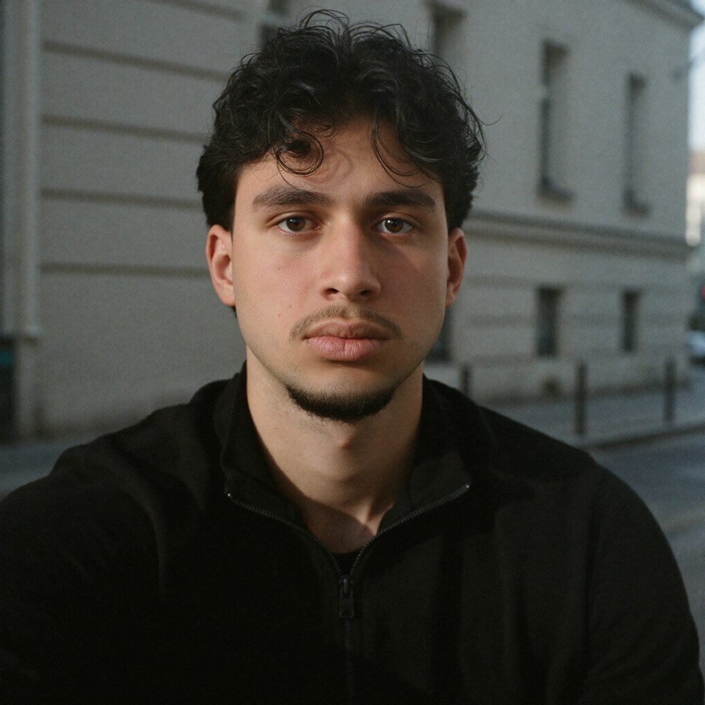Emre, Gründer von Miru Scale